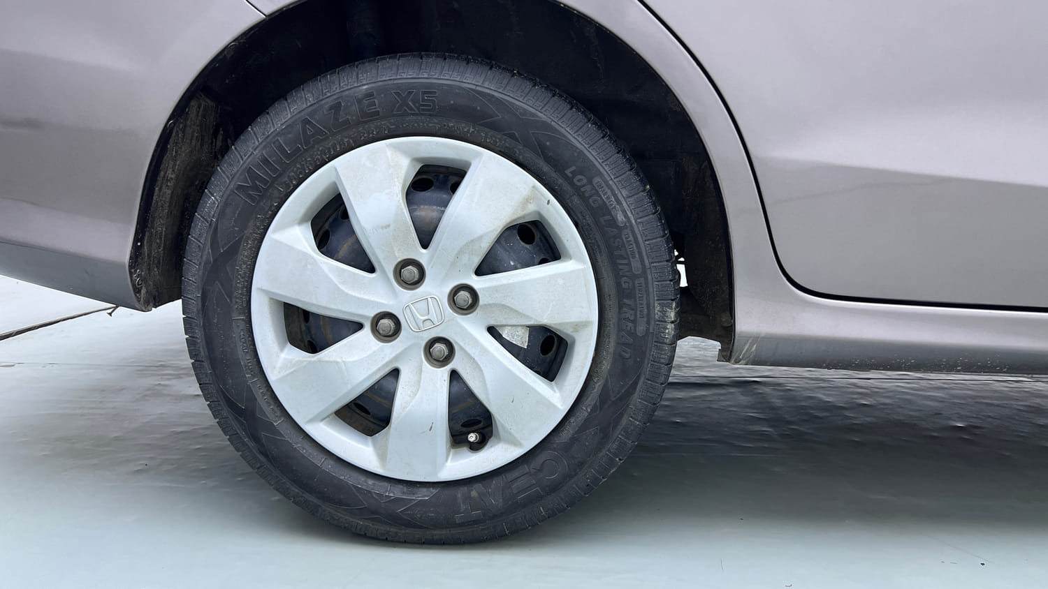 Used 2015 Honda Mobilio S Petrol Petrol Manual tyres RIGHT REAR TYRE RIM VIEW