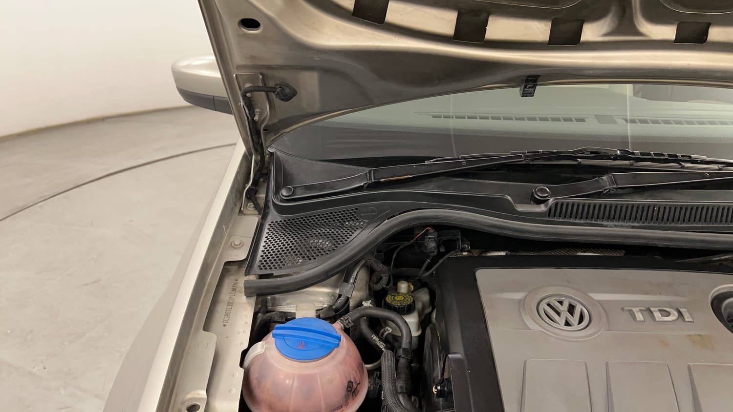 Used 2014 Volkswagen Vento Highline Diesel Diesel Manual engine ENGINE RIGHT SIDE HINGE & APRON VIEW