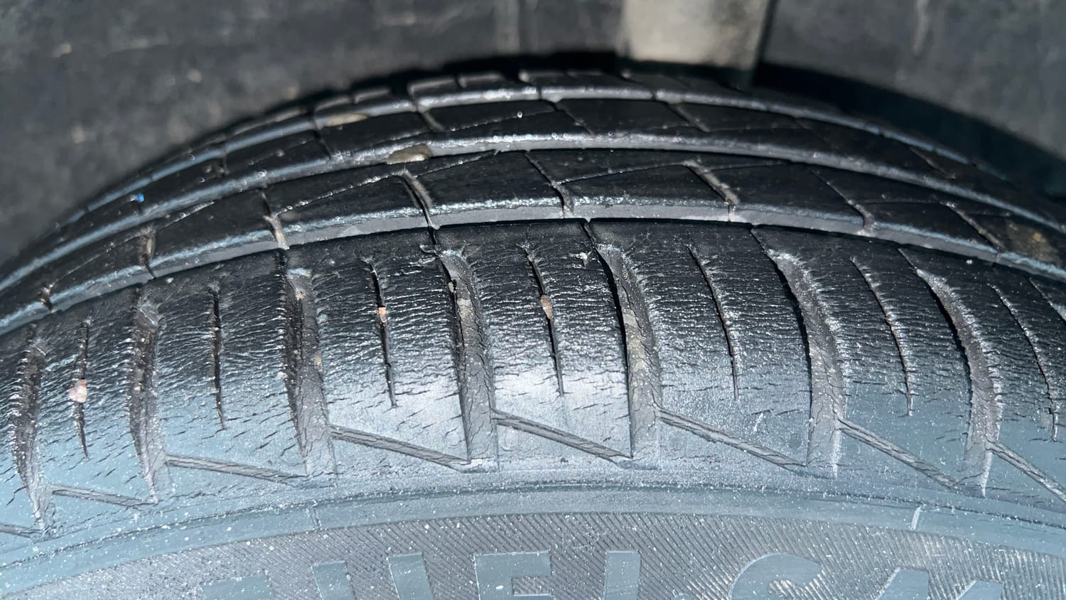 Used 2020 Renault Kwid 1.0 RXT AMT Opt Petrol Automatic tyres LEFT REAR TYRE TREAD VIEW