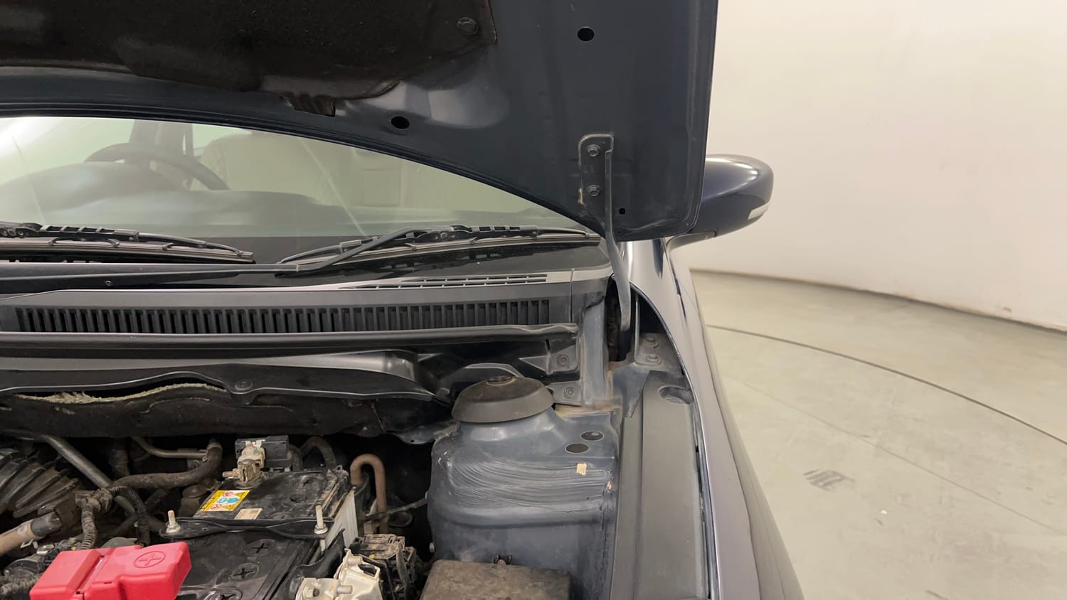 Used 2023 Maruti Suzuki Ciaz Zeta 1.5 Petrol Manual engine ENGINE LEFT SIDE HINGE & APRON VIEW