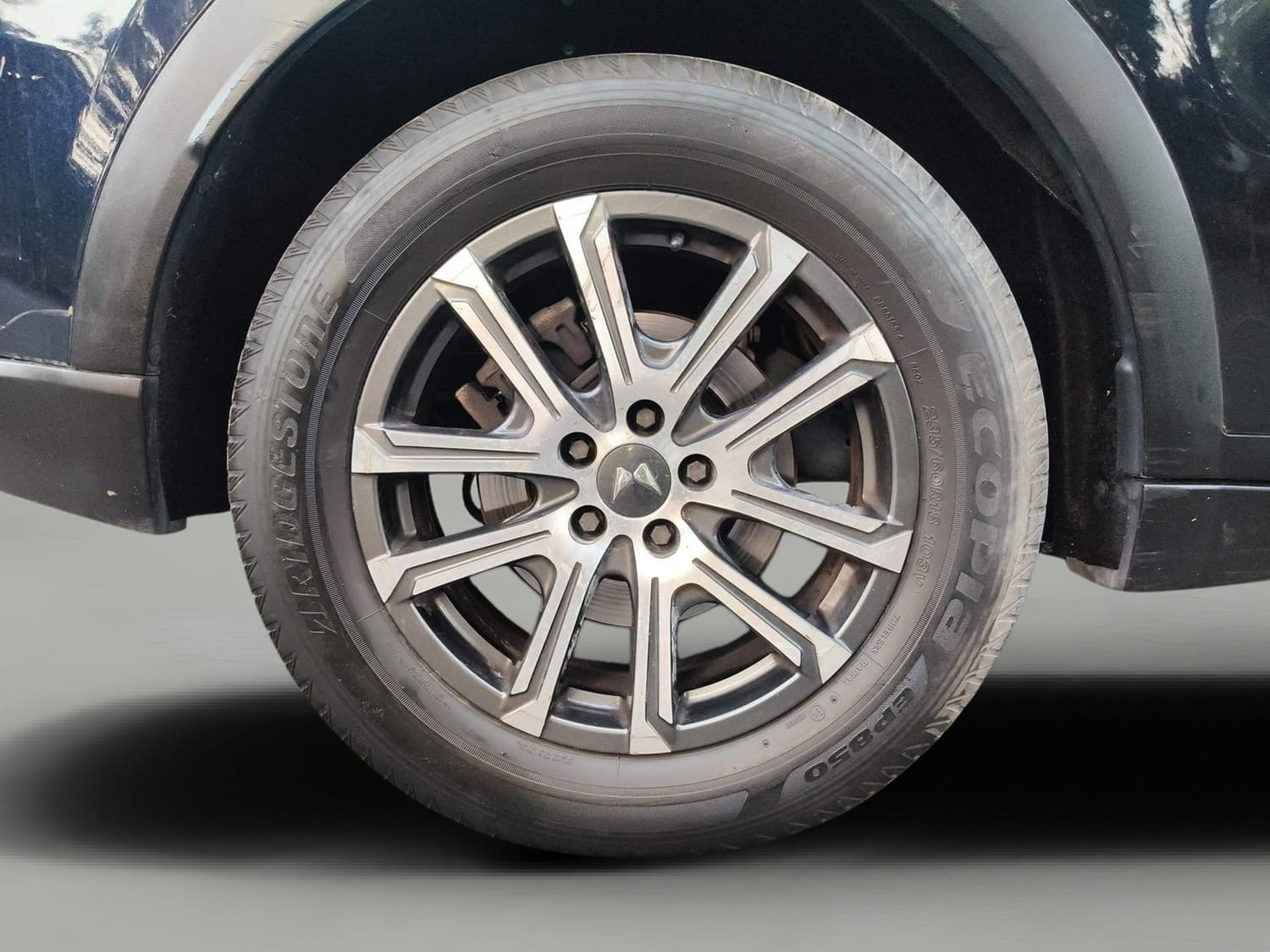 Used 2022 Mahindra XUV700 AX 7 Diesel AT AWD Luxury Pack 7 STR Diesel Automatic tyres RIGHT REAR TYRE RIM VIEW