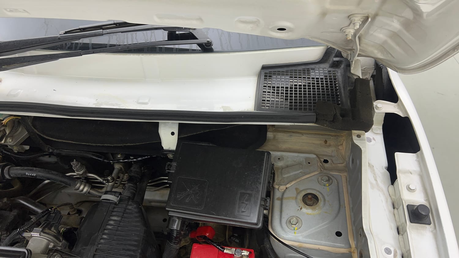 Used 2020 Renault Kwid 1.0 RXT AMT Opt Petrol Automatic engine ENGINE LEFT SIDE HINGE & APRON VIEW