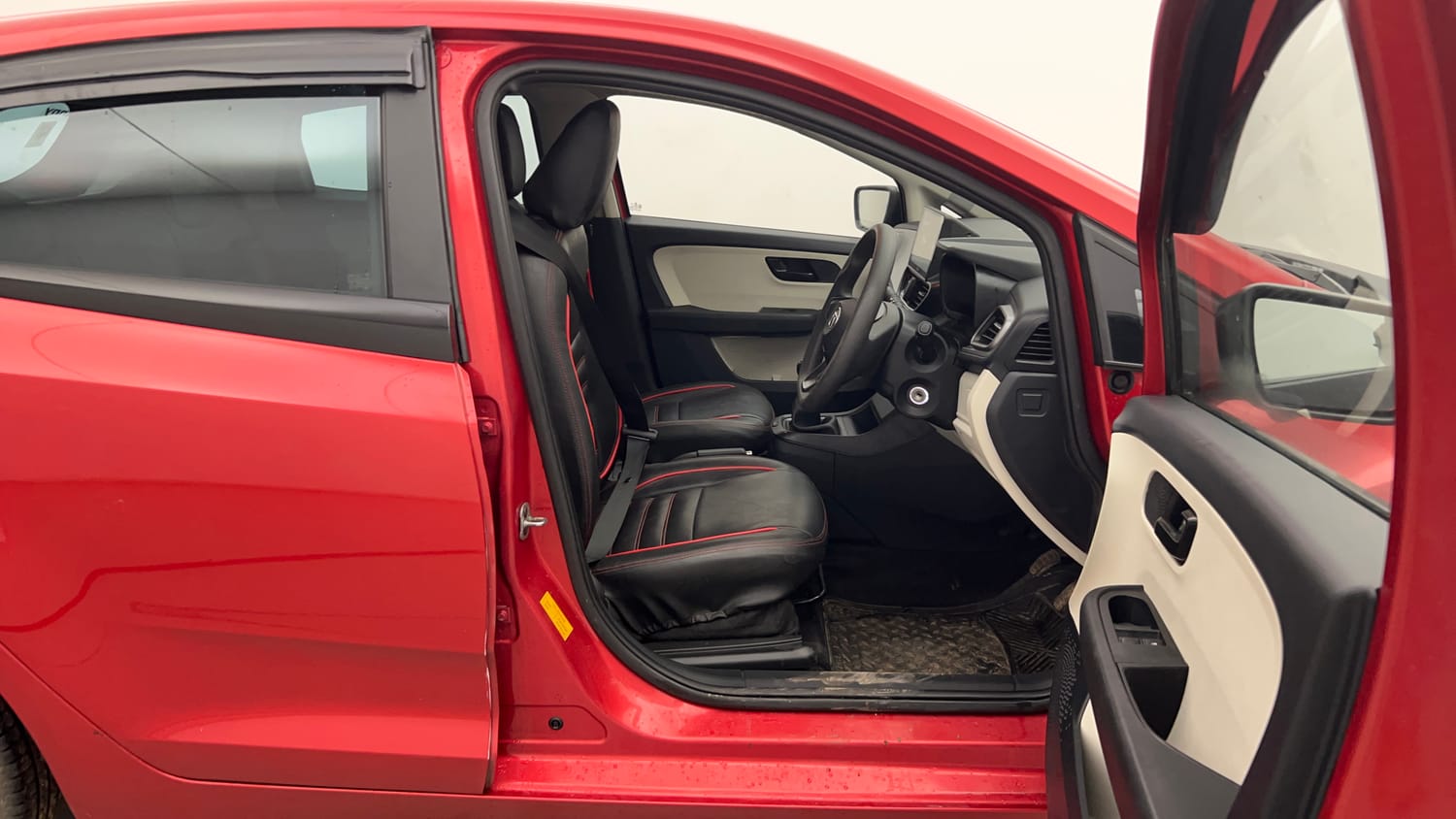 Used 2022 Tata Altroz XE Petrol Petrol Manual interior RIGHT SIDE FRONT DOOR CABIN VIEW
