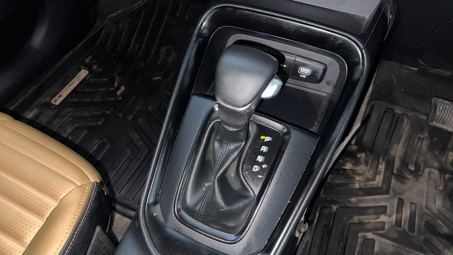 Used 2024 Kia Sonet HTX 1.5 Diesel AT Diesel Automatic interior GEAR  KNOB VIEW
