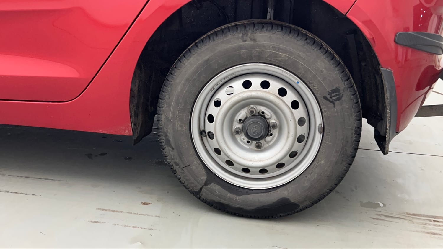 Used 2022 Tata Altroz XE Petrol Petrol Manual tyres LEFT REAR TYRE RIM VIEW