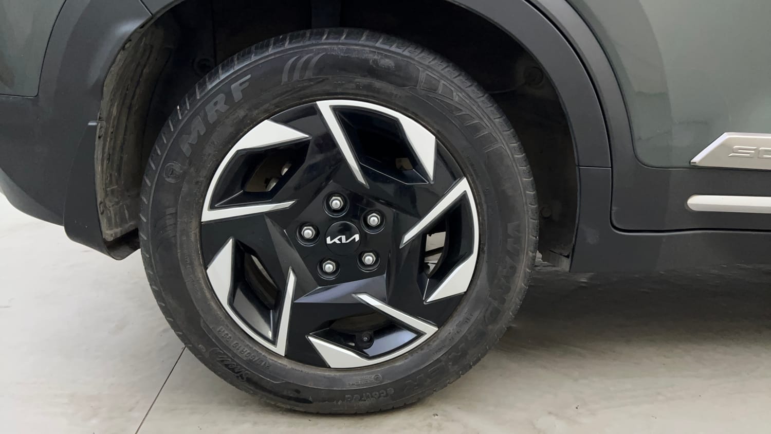 Used 2024 Kia Sonet HTX 1.5 Diesel AT Diesel Automatic tyres RIGHT REAR TYRE RIM VIEW