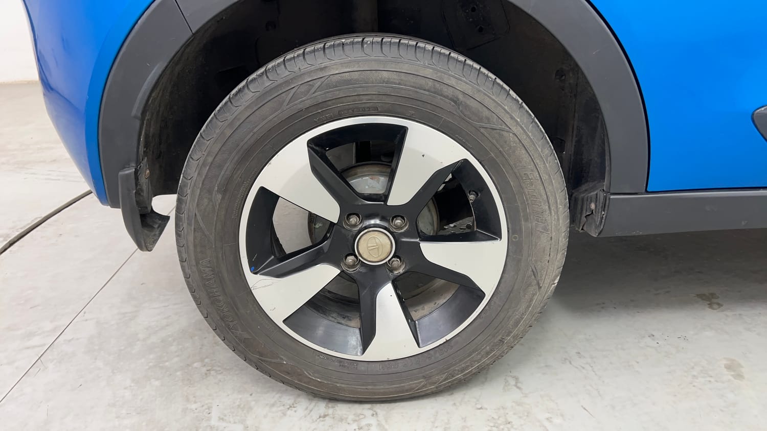 Used 2018 Tata Nexon XZ Plus Diesel Dual Tone Diesel Manual tyres RIGHT REAR TYRE RIM VIEW