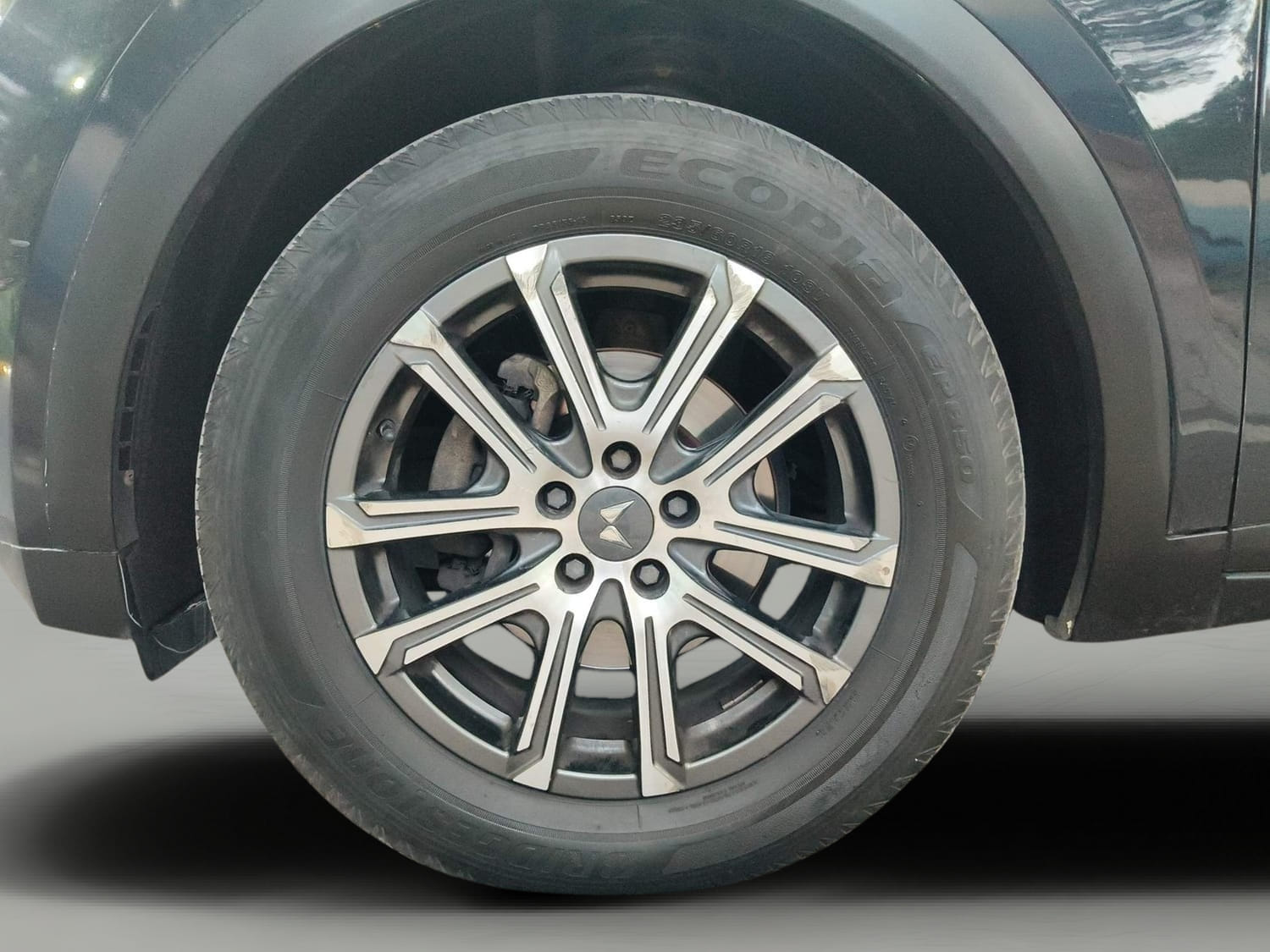 Used 2022 Mahindra XUV700 AX 7 Diesel AT AWD Luxury Pack 7 STR Diesel Automatic tyres LEFT FRONT TYRE RIM VIEW