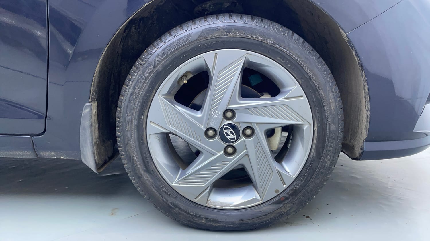 Used 2022 Hyundai Verna SX 1.5 MPi Petrol Manual tyres RIGHT FRONT TYRE RIM VIEW