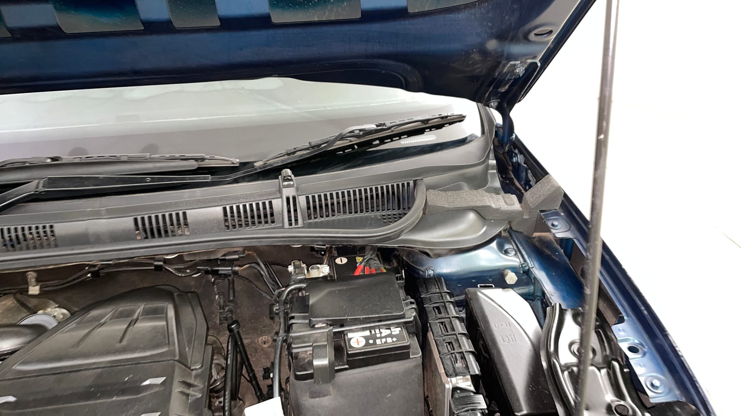 Used 2024 Volkswagen Virtus Highline 1.0 TSI AT Petrol Automatic engine ENGINE LEFT SIDE HINGE & APRON VIEW