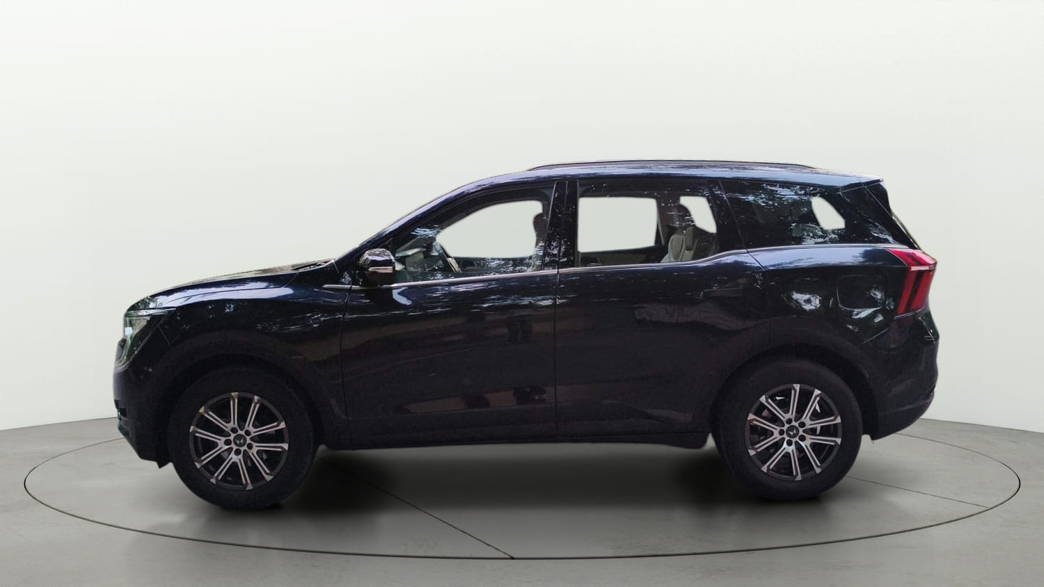 Used 2022 Mahindra XUV700 AX 7 Diesel AT AWD Luxury Pack 7 STR Diesel Automatic exterior LEFT SIDE VIEW