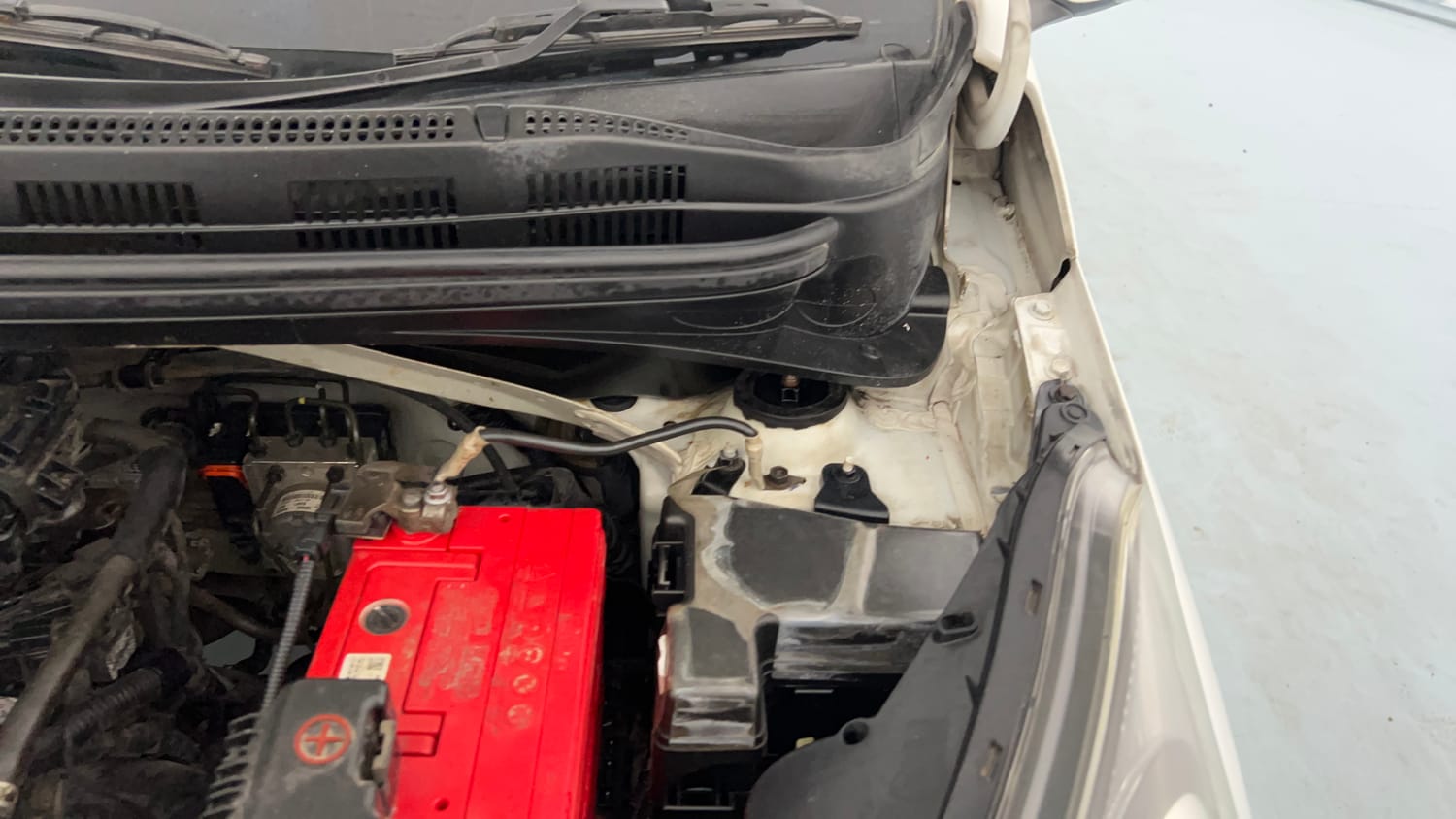 Used 2018 Hyundai Xcent SX Petrol Manual engine ENGINE LEFT SIDE HINGE & APRON VIEW