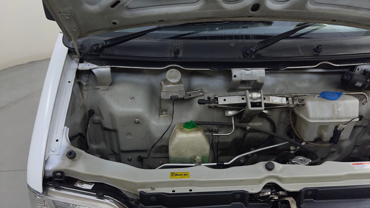 Used 2015 Maruti Suzuki Eeco 5 STR WITH A/C+HTR Petrol Manual engine ENGINE RIGHT SIDE HINGE & APRON VIEW