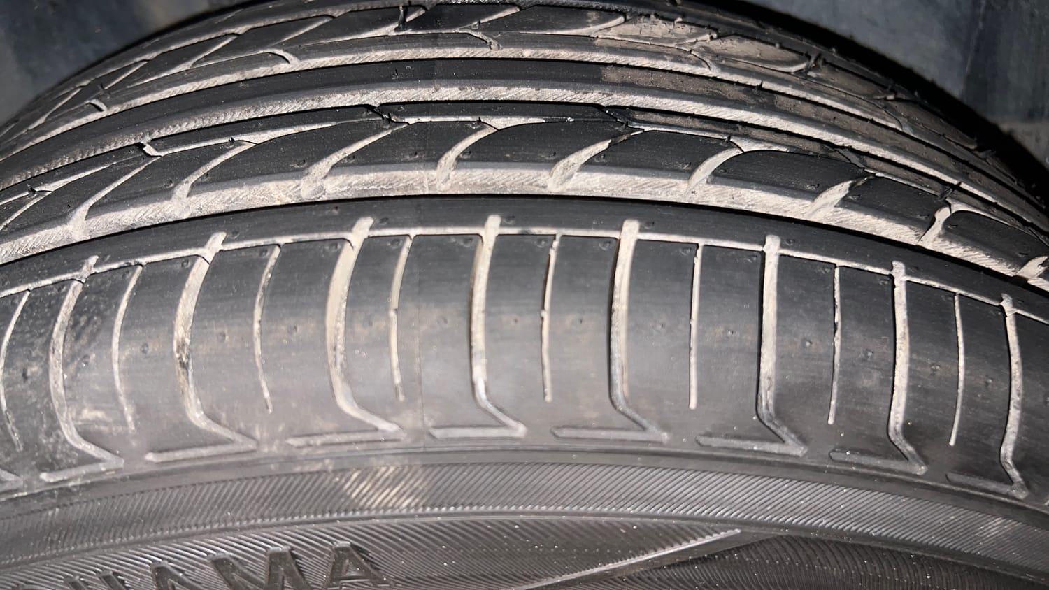 Used 2013 Volkswagen Polo Comfortline 1.2L (P) Petrol Manual tyres RIGHT REAR TYRE TREAD VIEW