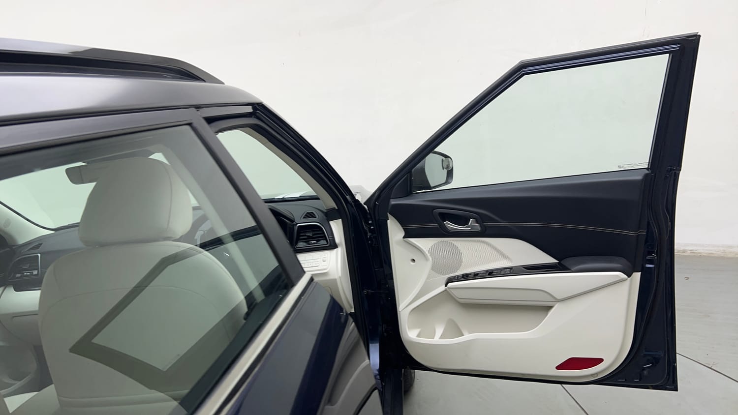 Used 2025 Mahindra XUV 3XO AX7L 1.2 Petrol AT Petrol Automatic interior RIGHT FRONT DOOR OPEN VIEW