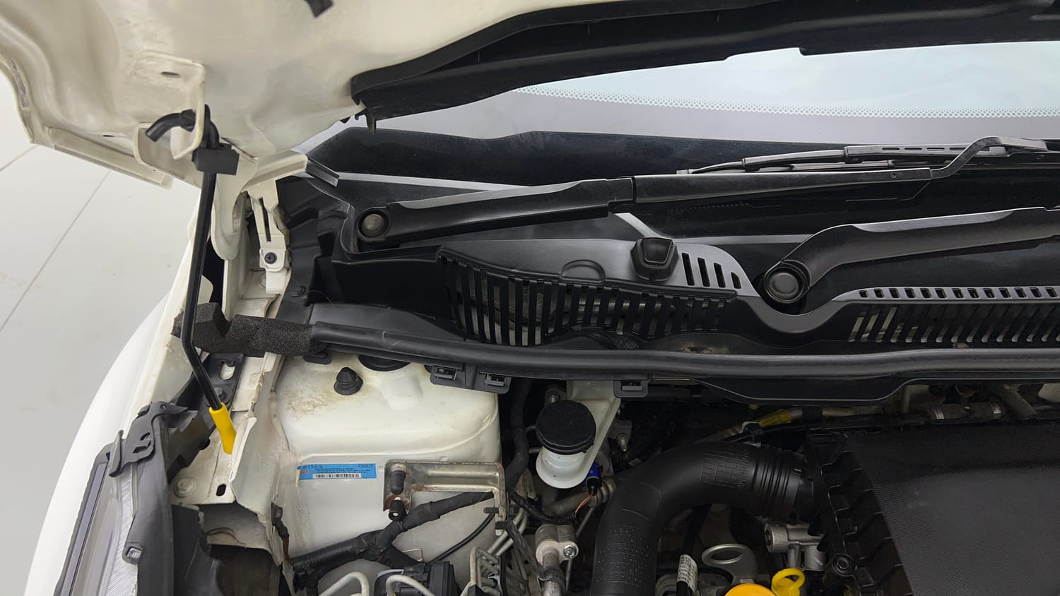 Used 2022 Tata Nexon XM Petrol Manual engine ENGINE RIGHT SIDE HINGE & APRON VIEW