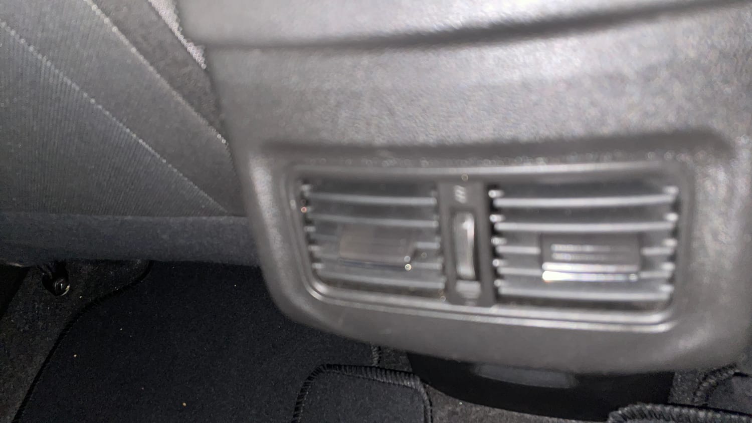 Used 2024 Renault Kiger RXL AMT Petrol Automatic top_features 2nd row AC vent