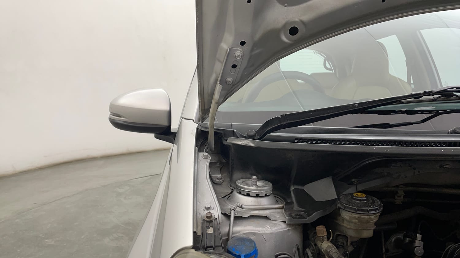 Used 2017 Honda Brio VX MT Petrol Manual engine ENGINE RIGHT SIDE HINGE & APRON VIEW