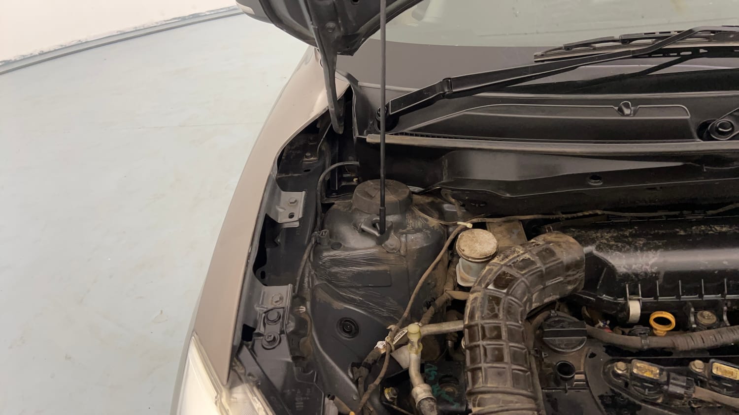 Used 2017 Maruti Suzuki Dzire VXi Petrol Manual engine ENGINE RIGHT SIDE HINGE & APRON VIEW