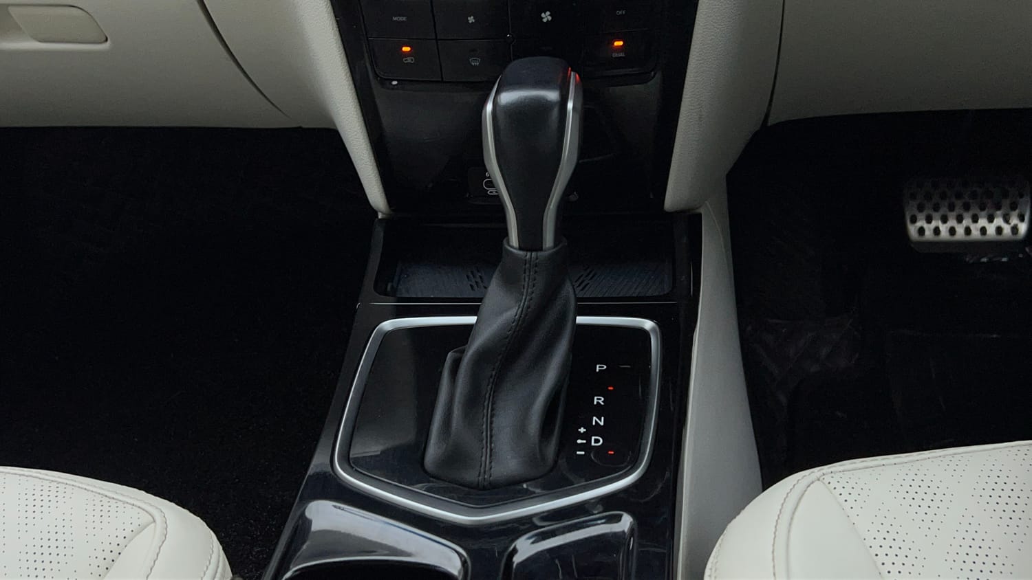 Used 2025 Mahindra XUV 3XO AX7L 1.2 Petrol AT Petrol Automatic interior GEAR  KNOB VIEW