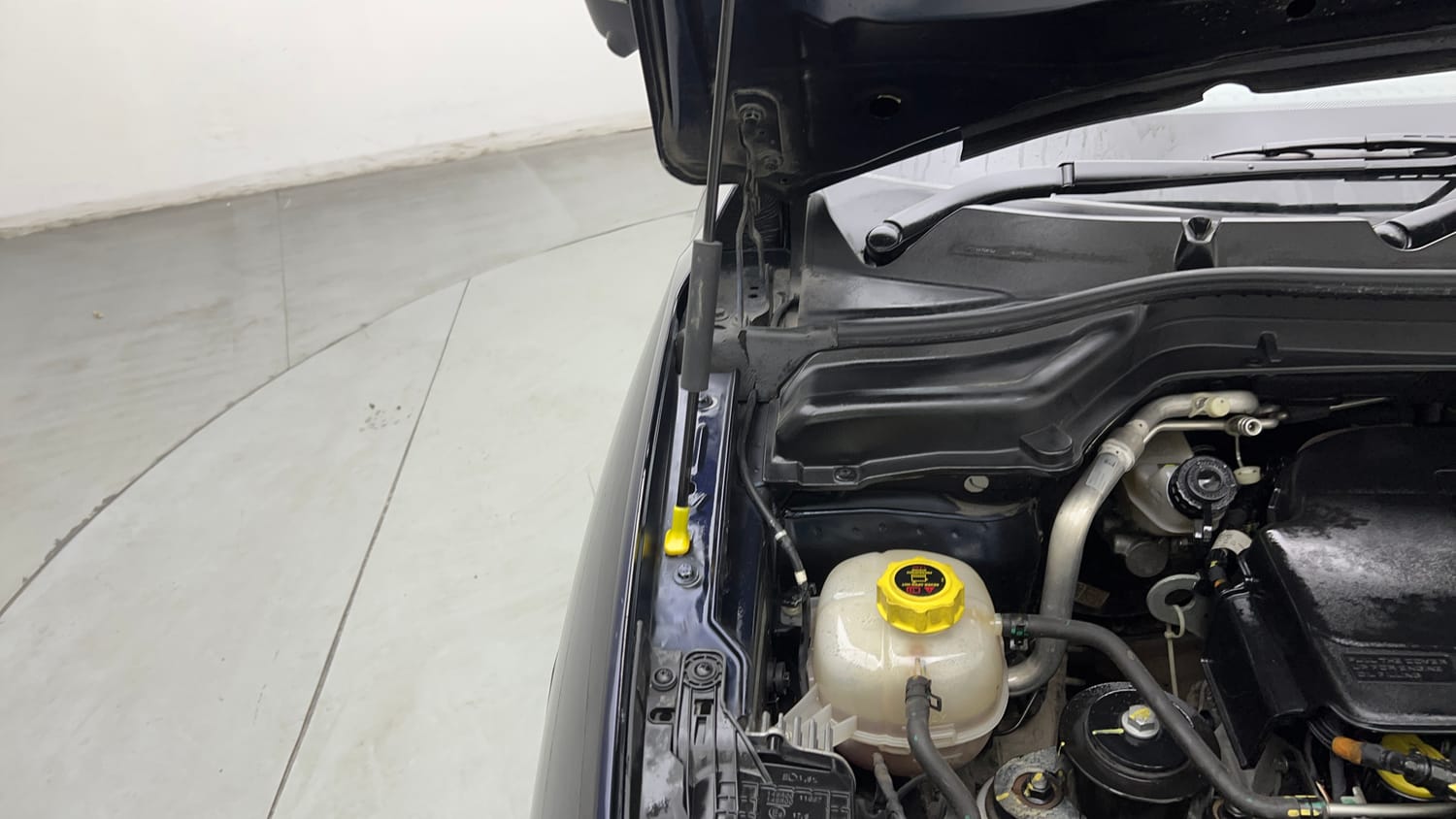Used 2025 Mahindra XUV 3XO AX7L 1.2 Petrol AT Petrol Automatic engine ENGINE RIGHT SIDE HINGE & APRON VIEW