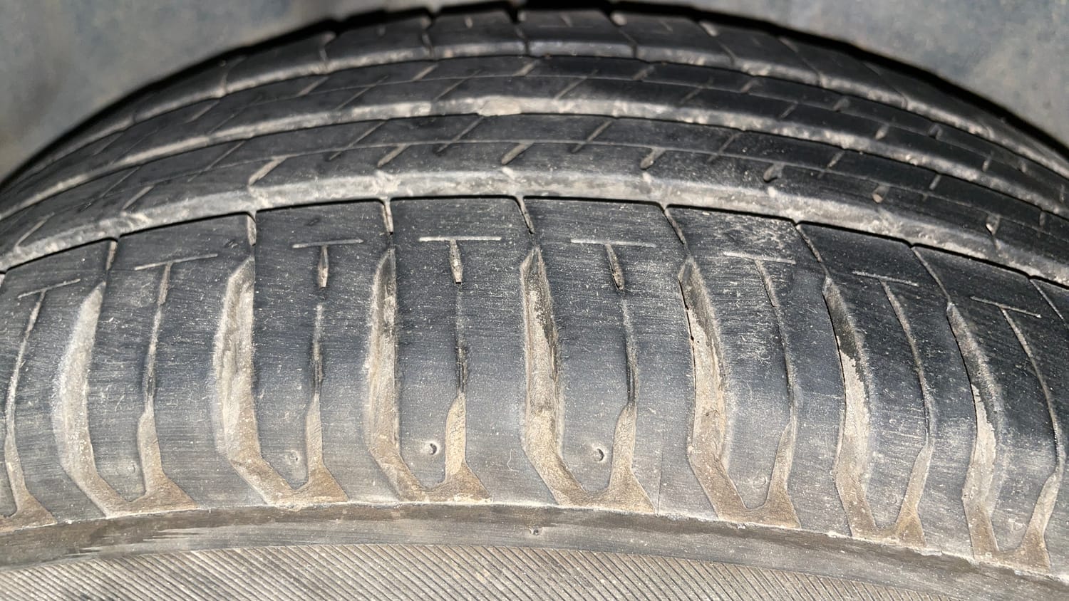 Used 2014 Volkswagen Polo Highline1.5L (D) Diesel Manual tyres RIGHT REAR TYRE TREAD VIEW