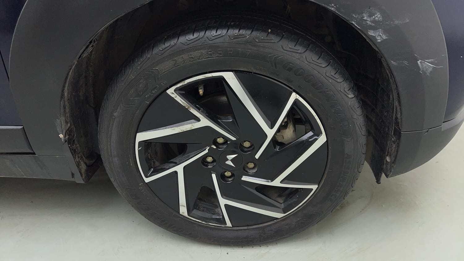 Used 2025 Mahindra XUV 3XO AX7L 1.2 Petrol AT Petrol Automatic tyres RIGHT FRONT TYRE RIM VIEW