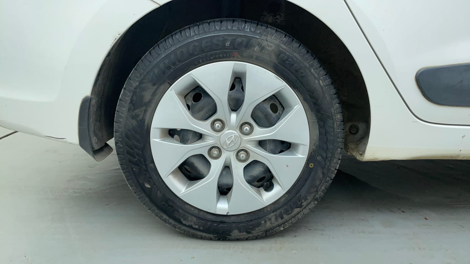 Used 2014 Hyundai Xcent S 1.2 Petrol Manual tyres RIGHT REAR TYRE RIM VIEW