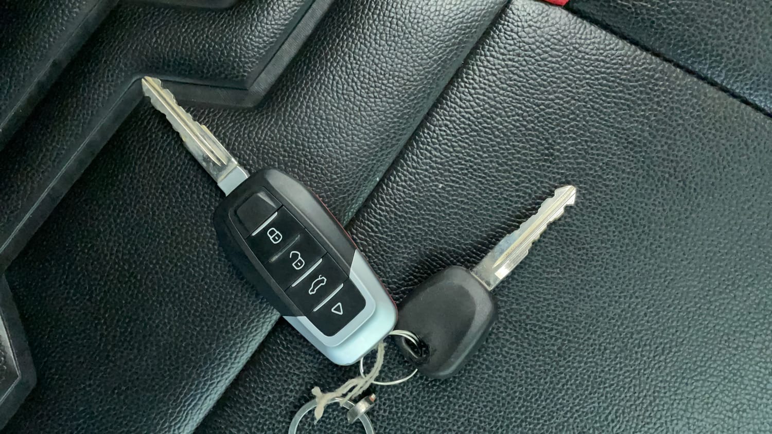 Used 2015 Maruti Suzuki Swift VXi Petrol Manual extra CAR KEY VIEW