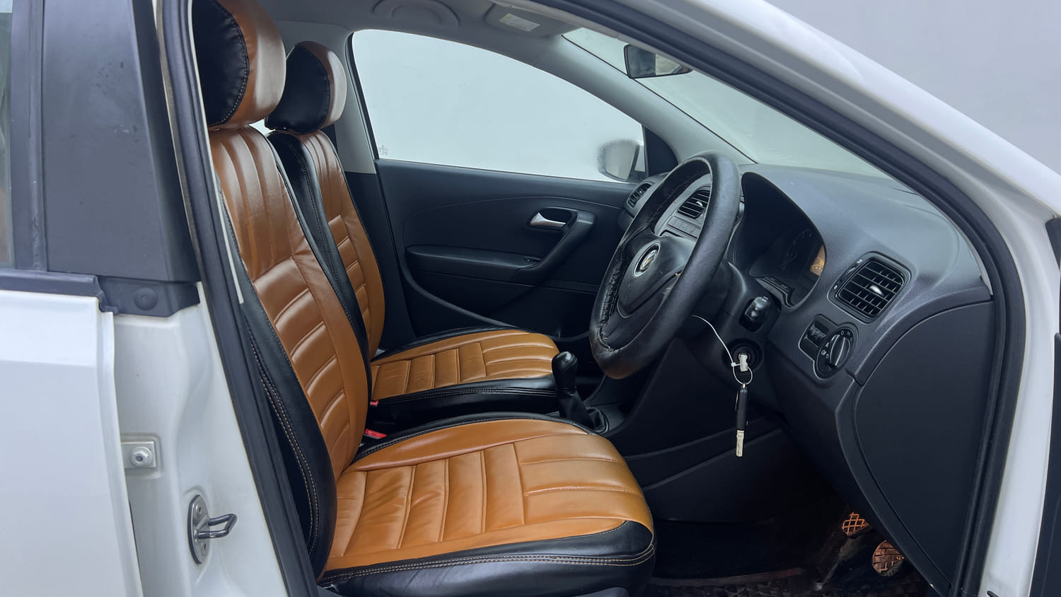 Used 2017 Volkswagen Polo Comfortline 1.2L (P) Petrol Manual interior RIGHT SIDE FRONT DOOR CABIN VIEW