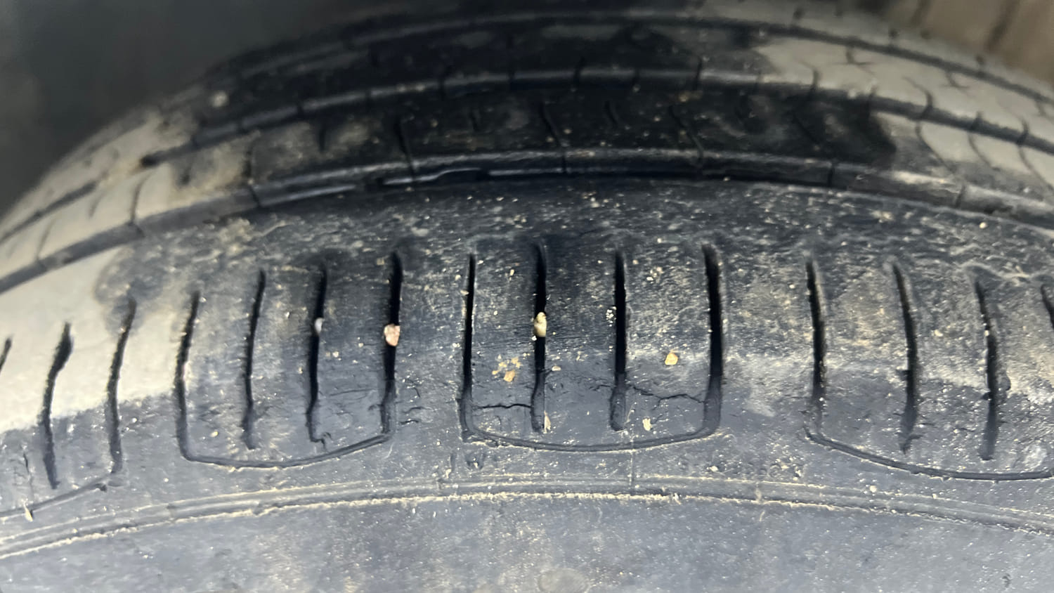 Used 2017 Volkswagen Polo Comfortline 1.2L (P) Petrol Manual tyres LEFT FRONT TYRE TREAD VIEW