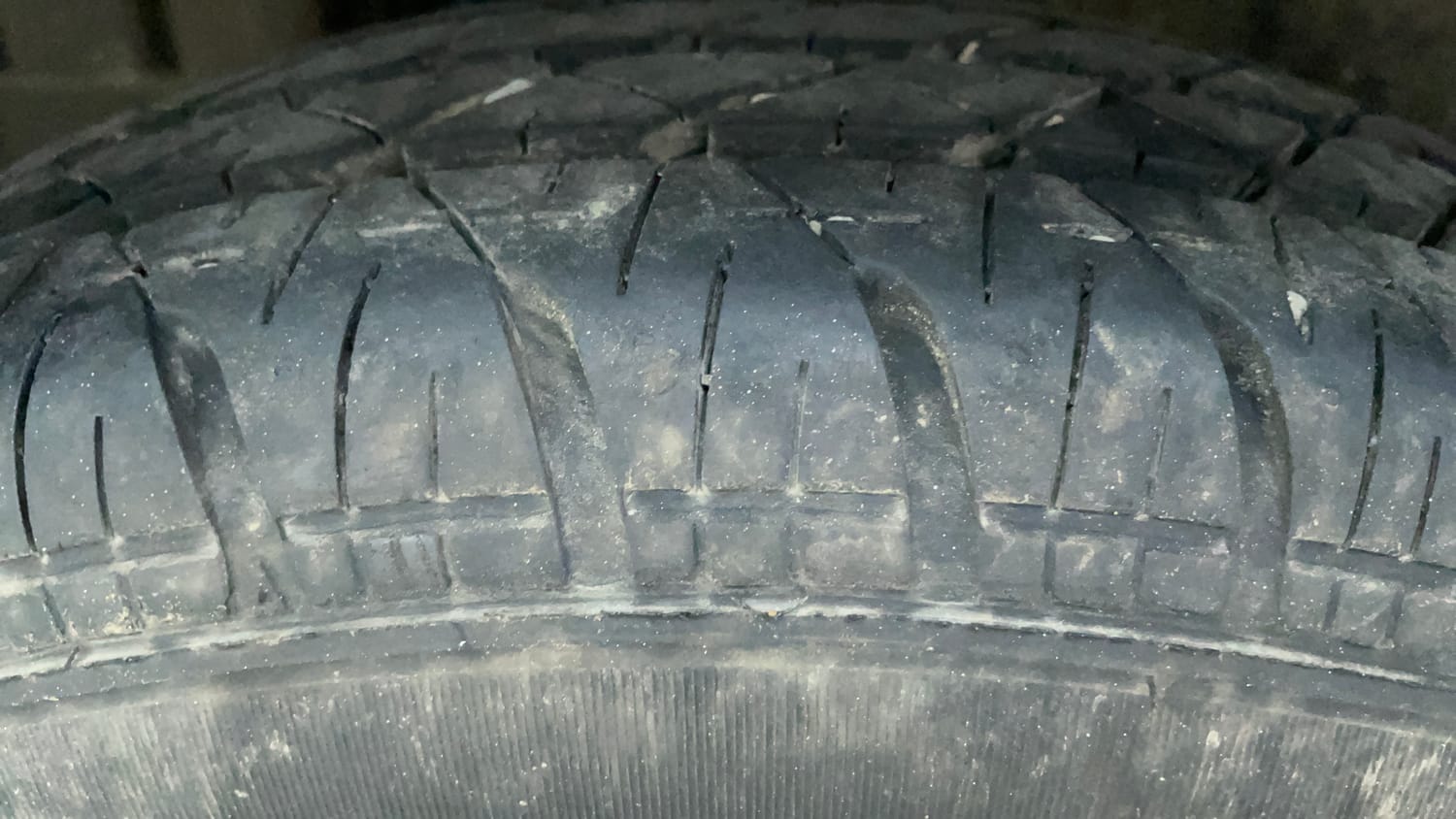Used 2015 Maruti Suzuki Swift VXi Petrol Manual tyres RIGHT REAR TYRE TREAD VIEW