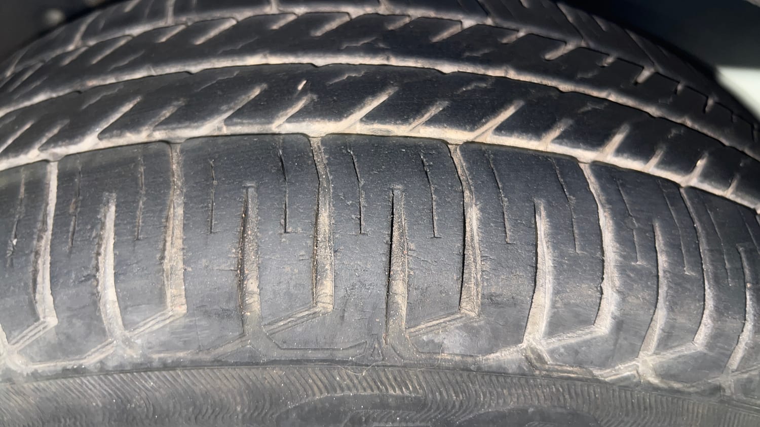 Used 2015 Maruti Suzuki Eeco 5 STR WITH A/C+HTR Petrol Manual tyres RIGHT FRONT TYRE TREAD VIEW