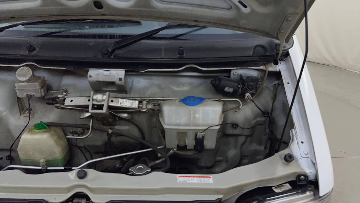 Used 2015 Maruti Suzuki Eeco 5 STR WITH A/C+HTR Petrol Manual engine ENGINE LEFT SIDE HINGE & APRON VIEW