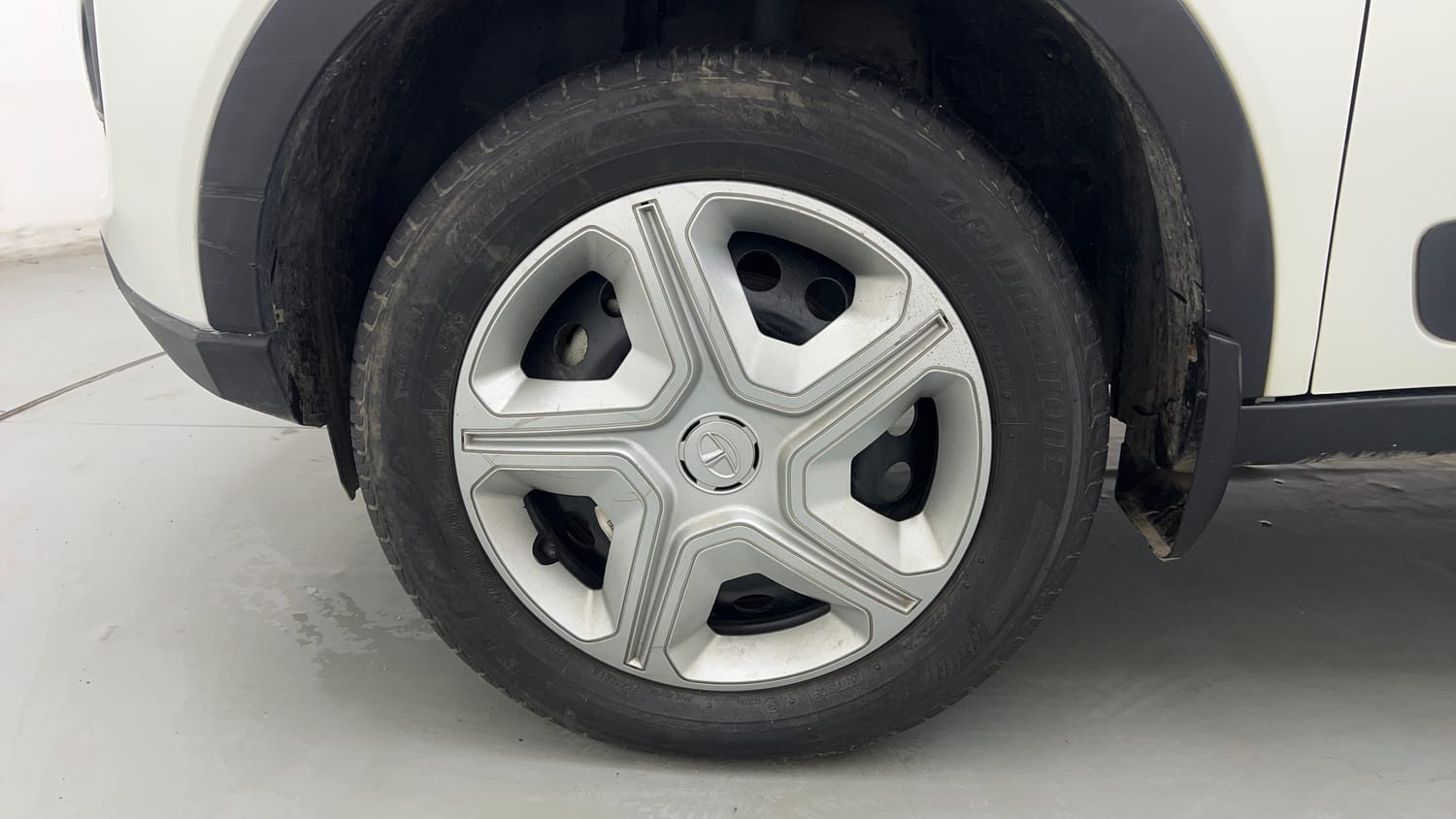 Used 2022 Tata Nexon XM Petrol Manual tyres LEFT FRONT TYRE RIM VIEW