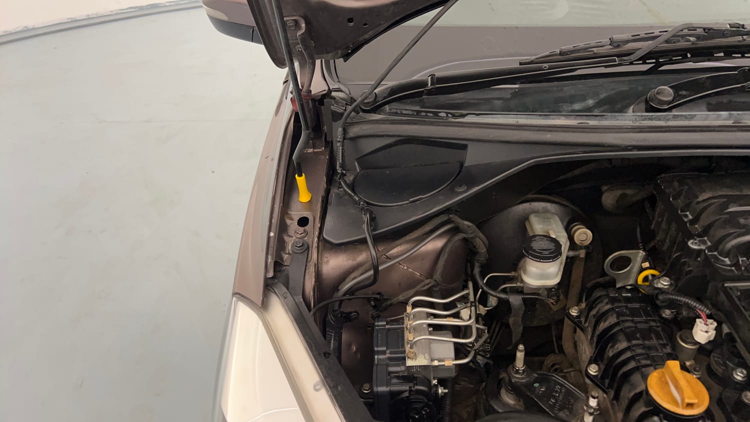 Used 2017 Tata Tiago Revotron XZ Petrol Manual engine ENGINE RIGHT SIDE HINGE & APRON VIEW