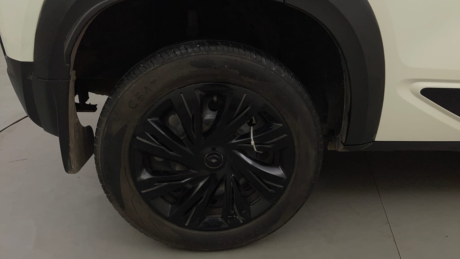 Used 2024 Renault Kiger RXL AMT Petrol Automatic tyres RIGHT REAR TYRE RIM VIEW