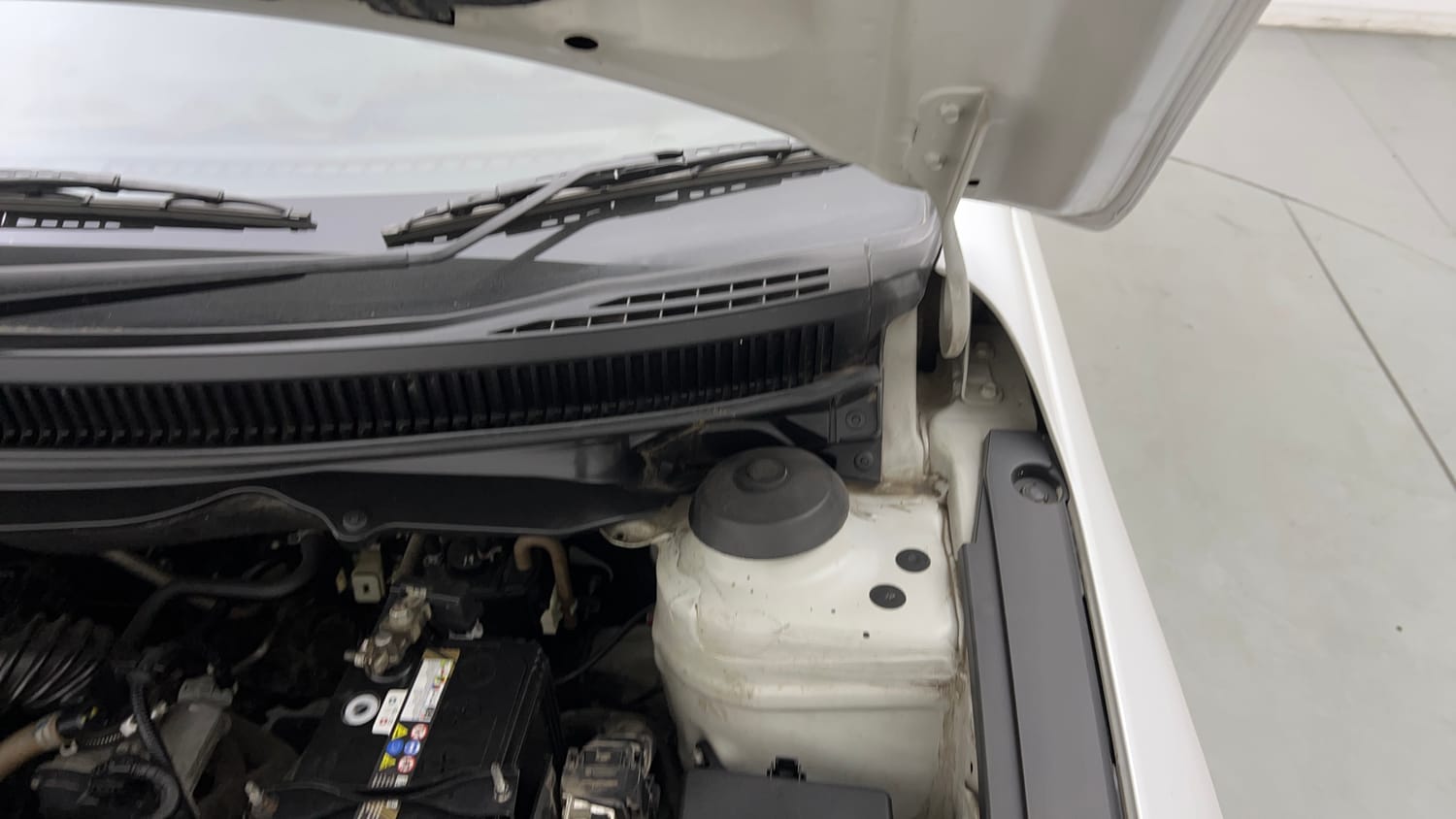Used 2020 Maruti Suzuki Ciaz S 1.5 MT Petrol Manual engine ENGINE LEFT SIDE HINGE & APRON VIEW