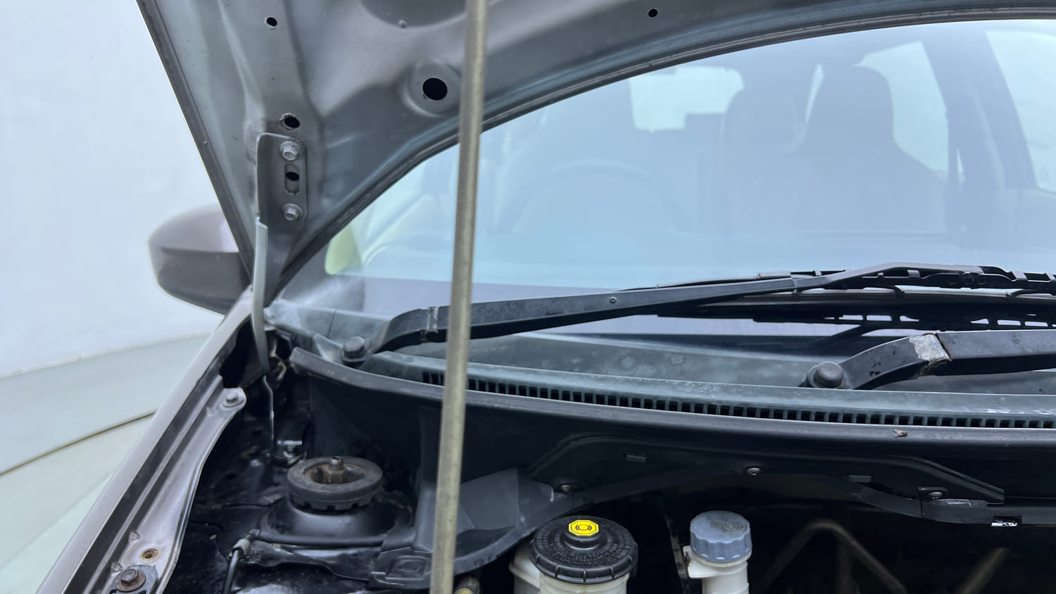 Used 2015 Honda Mobilio S Petrol Petrol Manual engine ENGINE RIGHT SIDE HINGE & APRON VIEW