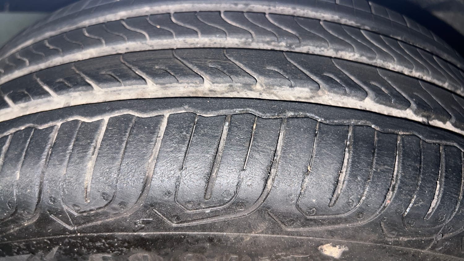 Used 2015 Maruti Suzuki Eeco 5 STR WITH A/C+HTR Petrol Manual tyres LEFT FRONT TYRE TREAD VIEW