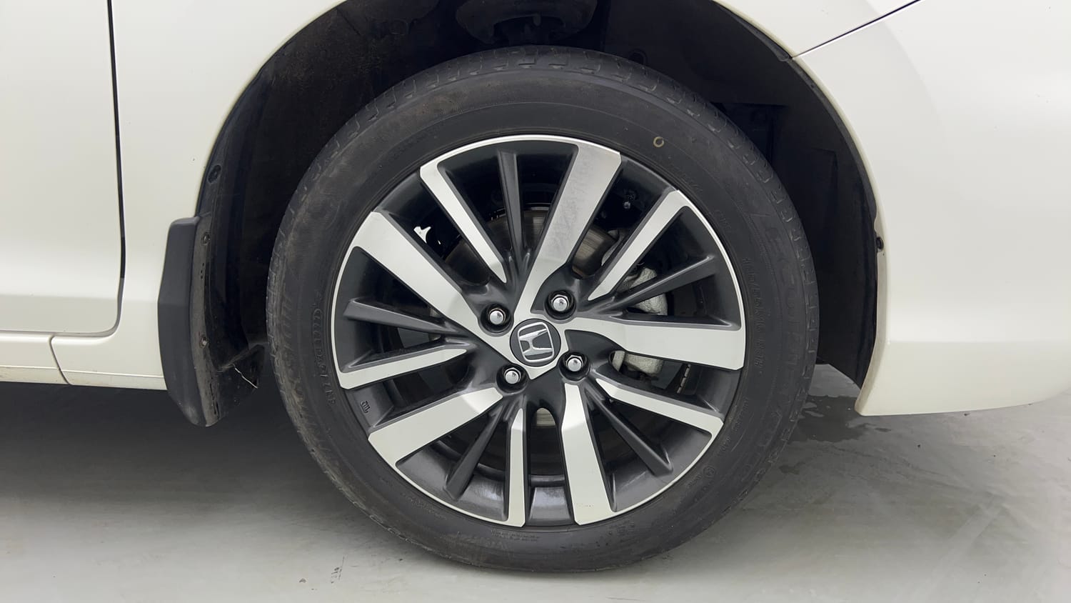 Used 2022 Honda City ZX Petrol Petrol Manual tyres RIGHT FRONT TYRE RIM VIEW