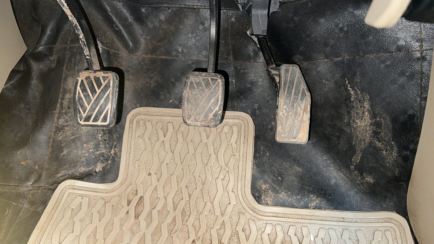 Used 2022 Maruti Suzuki Dzire VXi Petrol Manual interior PEDALS VIEW