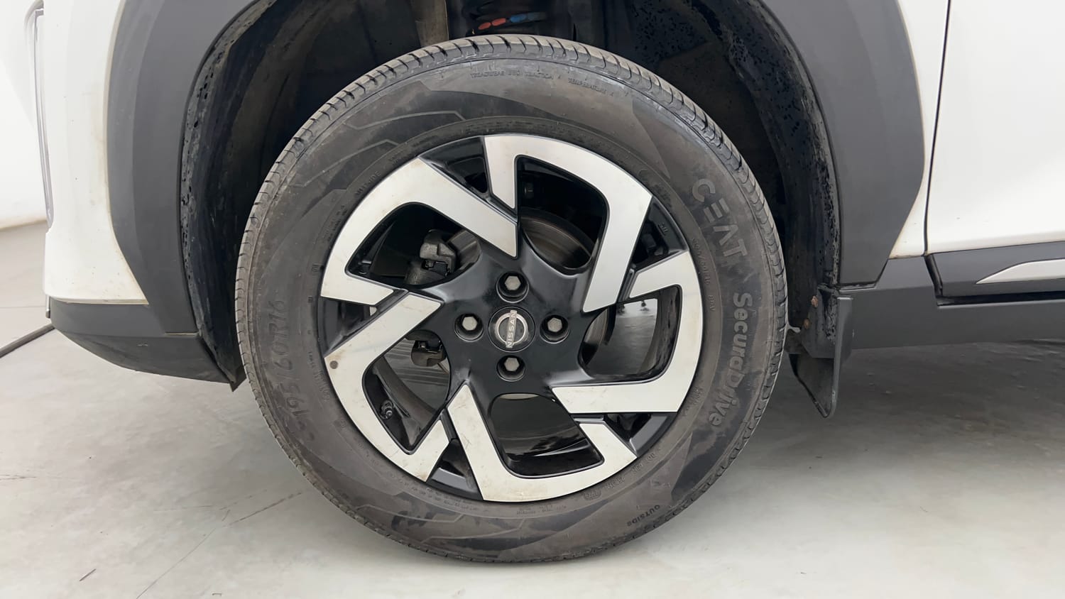Used 2024 Nissan Magnite XV Turbo Petrol Manual tyres LEFT FRONT TYRE RIM VIEW