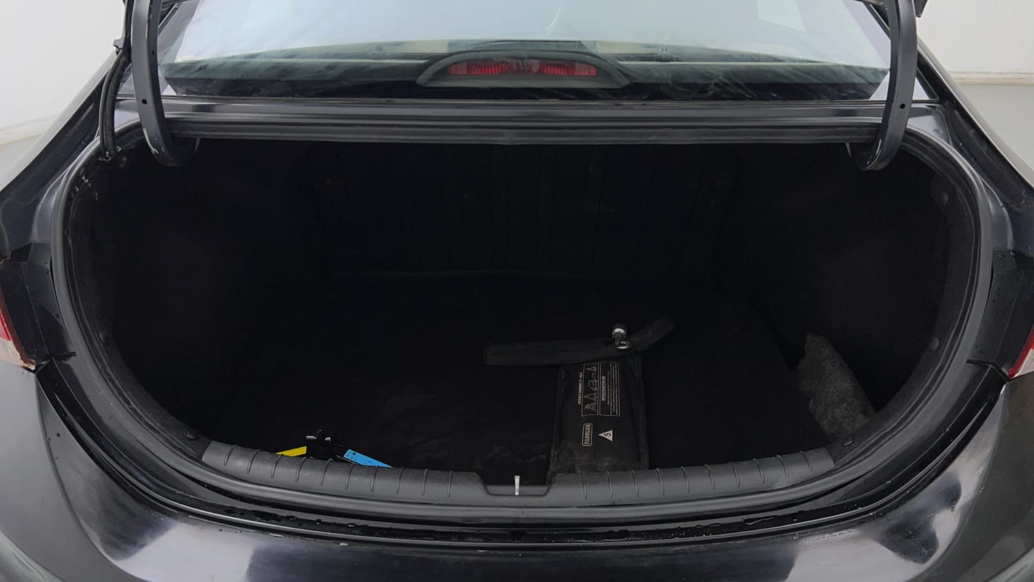Used 2018 Hyundai Verna SX (O)1.6 VTVT Petrol Manual interior DICKY INSIDE VIEW