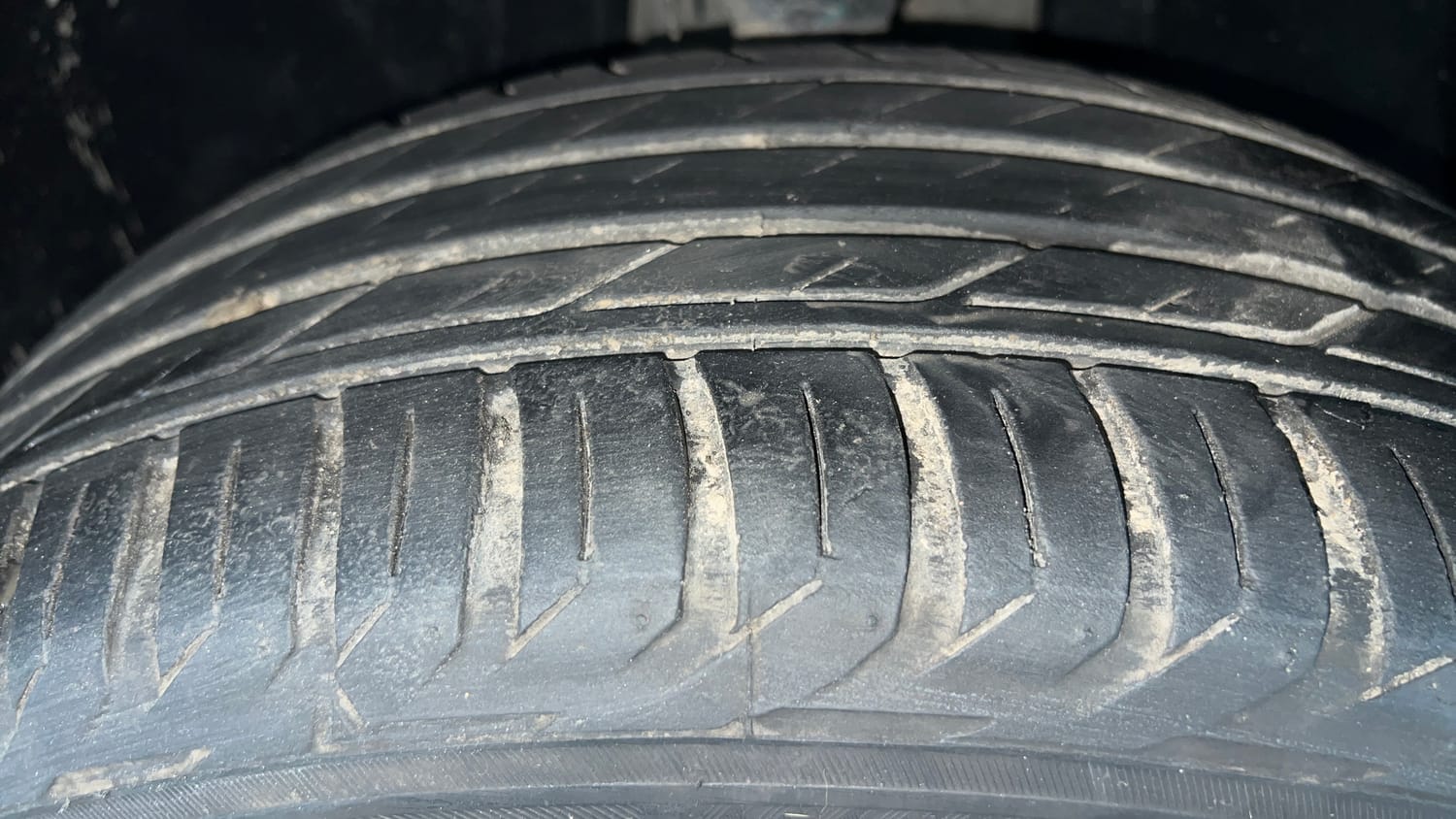 Used 2024 Jeep Compass Limited (O) 2.0 Diesel AT Diesel Automatic tyres RIGHT FRONT TYRE TREAD VIEW