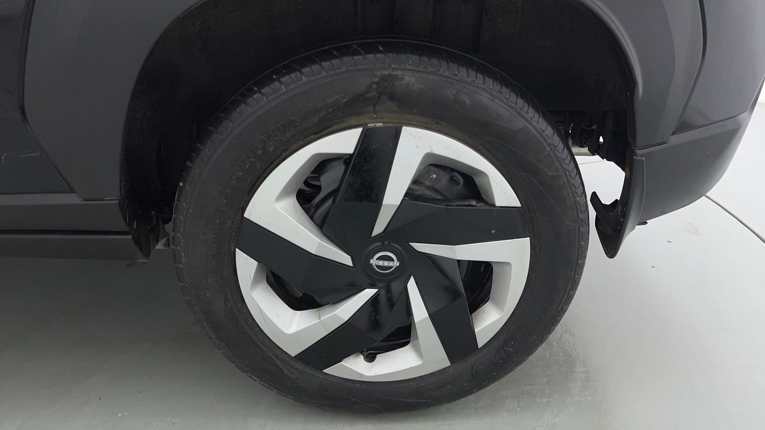 Used 2024 Nissan Magnite XL Petrol Manual tyres LEFT REAR TYRE RIM VIEW