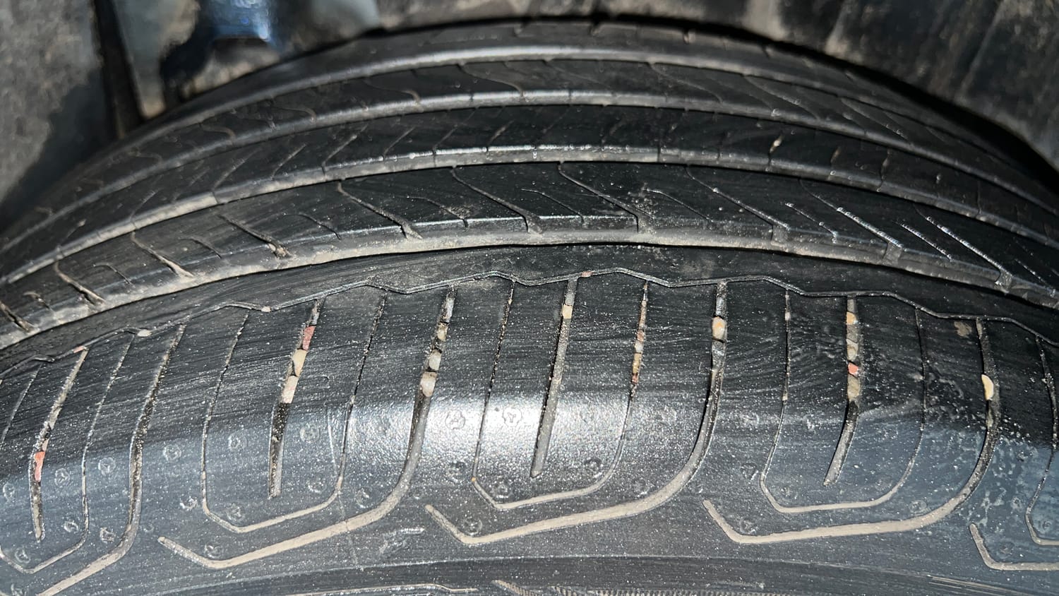 Used 2025 Mahindra XUV 3XO AX7L 1.2 Petrol AT Petrol Automatic tyres LEFT REAR TYRE TREAD VIEW