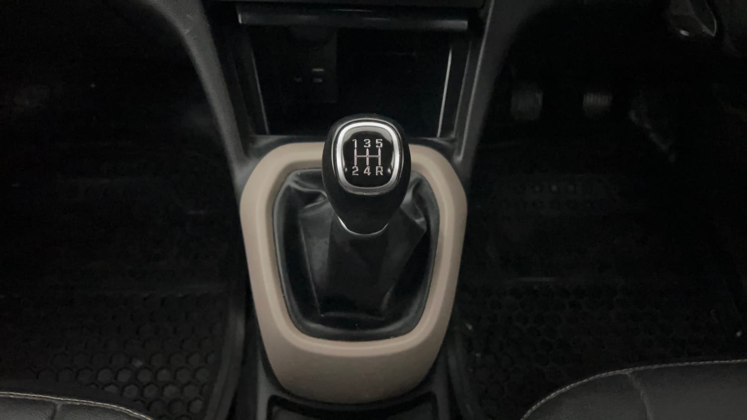 Used 2018 Hyundai Xcent SX Petrol Manual interior GEAR  KNOB VIEW