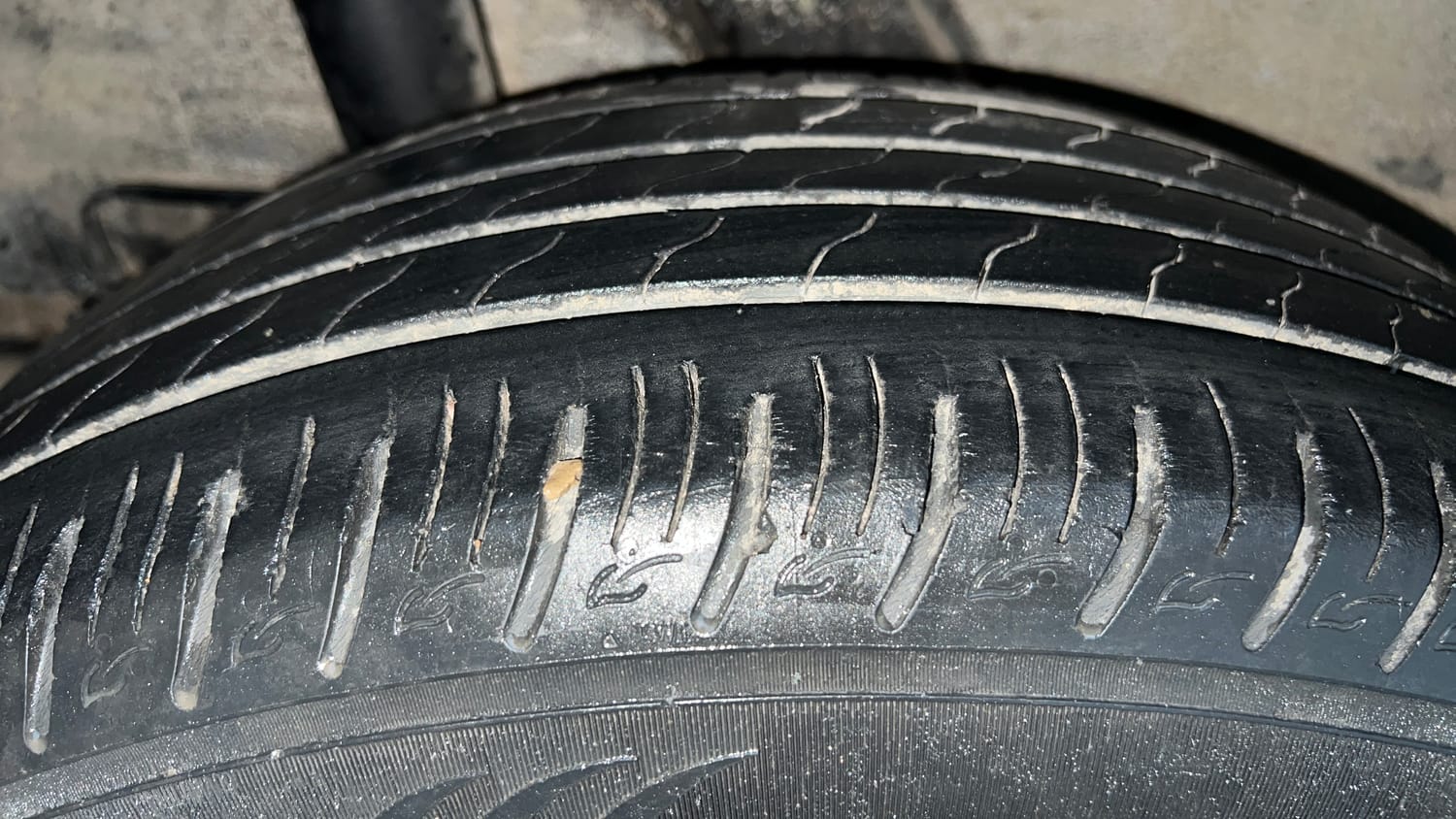 Used 2020 Hyundai Venue SX Plus 1.0 Turbo DCT Petrol Automatic tyres RIGHT REAR TYRE TREAD VIEW