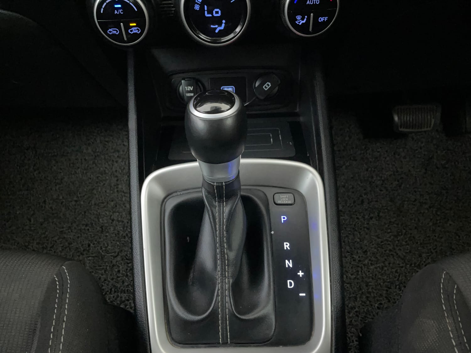 Used 2020 Hyundai Venue SX Plus 1.0 Turbo DCT Petrol Automatic interior GEAR  KNOB VIEW